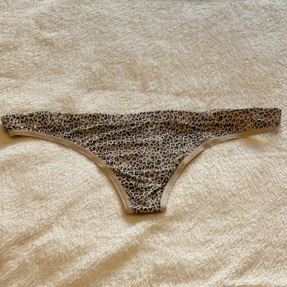 Barely There new, silky & soft, Stylish leopard print Thong, Size XL.